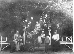 Familien Schibbye i haven. 1896