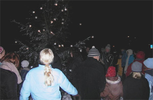 Vi morer oss med å gå rundt juletreet (FOTO: Jan Ove Johansen)