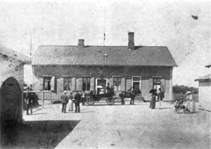 Gårdsplassen foran Ensjø gård i 1896
