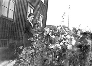 Samling i hagen i Malerhaugen 8 B på  1940-tallet
